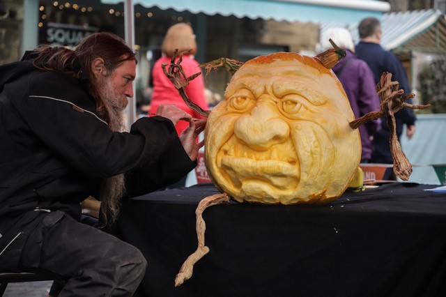 A live pumpkin scultping